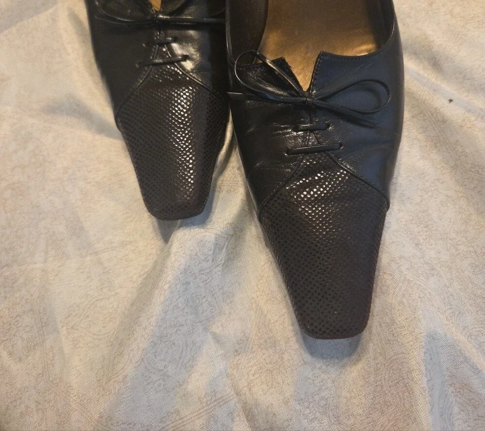 0Stuart Weitzman Dark Brown Leather Bow-Detail Pumps